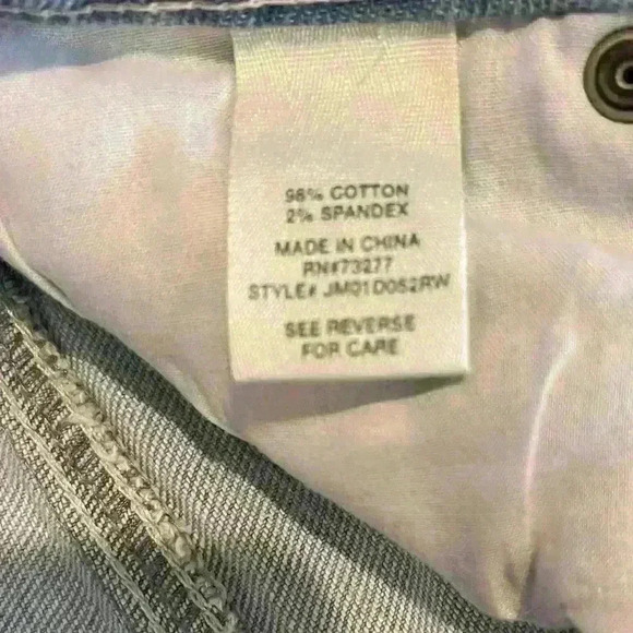 Mudd Women’s Hi-Rise Midi Flx Stretch light blue denim distressed shorts Size 5 - Picture 7 of 9